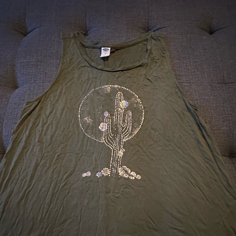 Old Navy women’s olive green with shimmer print tank size medium